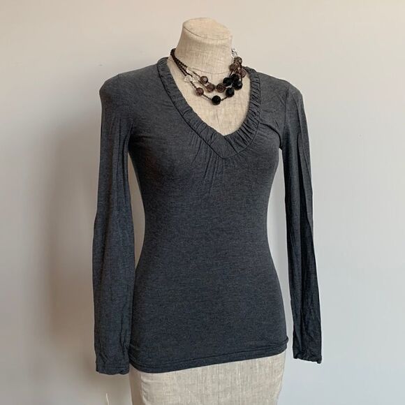 Banana Republic V-neck gray top - Picture 2 of 5
